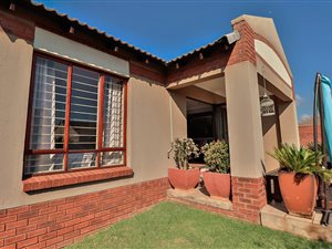 2 Bed House in Rietvlei Heights Country Estate
