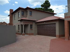 4 Bed House in Rietvalleirand