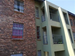 2 Bed Apartment in Rooihuiskraal North