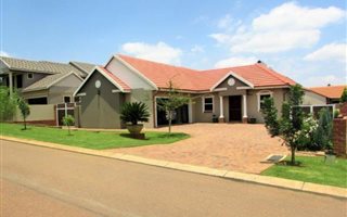 4 Bedroom House in Rietvalleirand