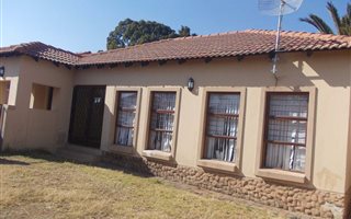 2 Bedroom Townhouse in Rensburg