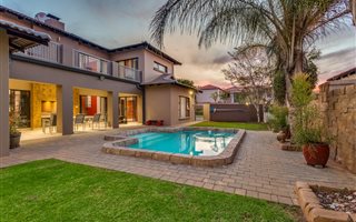 5 Bedroom House in Ruimsig Country Estate