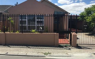3 Bedroom House in Malibu Village