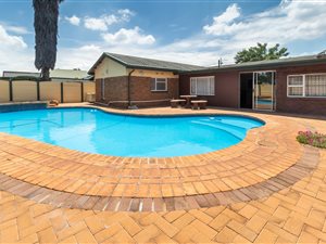 4 Bed House in Edelweiss