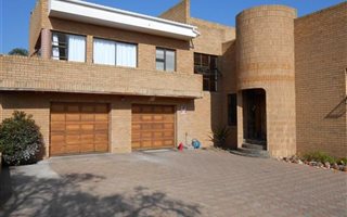 3 Bedroom House in Fraaiuitsig
