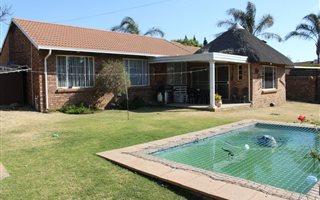 3 Bedroom House in Rooihuiskraal