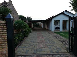 4 Bed House in Lindo Park