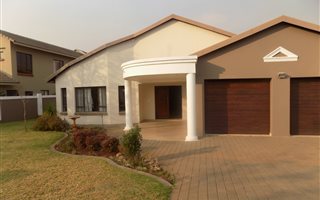 3 Bedroom House in Olievenhoutbos