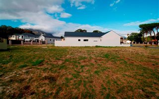 2 Bedroom House in Somerset West Central