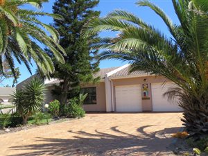 4 Bed House in Van Riebeeckstrand