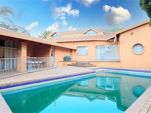 8 Bed House in Houghton Estate