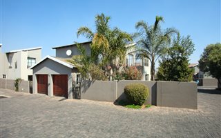 3 Bedroom Townhouse in Eagle Canyon Golf Estate