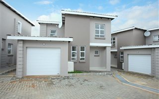 3 Bedroom Townhouse in Eagle Canyon Golf Estate