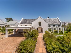 5 Bed House in De Zalze