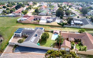 5 Bedroom House in Duynefontein