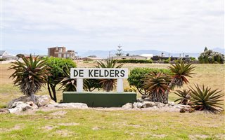 595 m² Land available in De Kelders