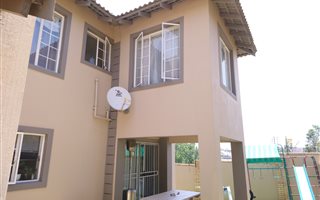 3 Bedroom Duplex in Ruimsig Country Estate