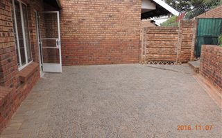 3 Bedroom Townhouse in Die Hoewes