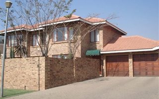 3 Bedroom Duplex in Silver Lakes Golf Estate