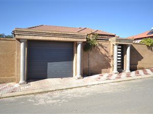 4 Bed House in Olievenhoutbosch