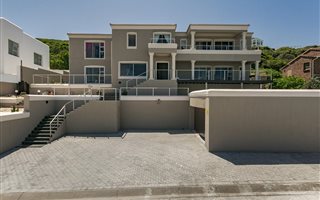 5 Bedroom House in Beachview