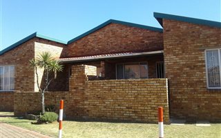 3 Bedroom Townhouse in Grobler Park