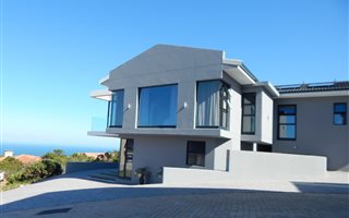 4 Bedroom House in Mossel Bay Golf Estate