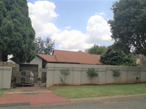 6 Bed House in Meredale