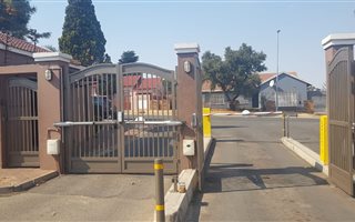 3 Bedroom Townhouse in Roodepoort West