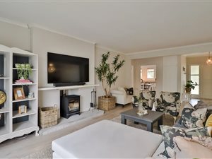 4 Bed House in Meadowridge