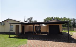 3 Bedroom House in Barry Hertzog Park