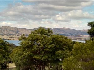 896 m² Land available in Kosmos Ridge