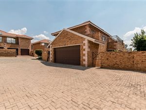 3 Bed Duplex in Honeydew Manor