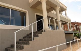 5 Bedroom House in Beachview