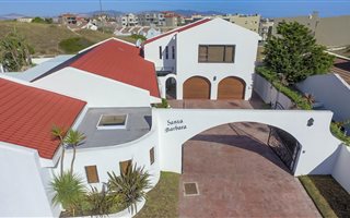 4 Bedroom House in Bloubergstrand
