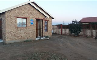 2 Bedroom House in Mandela View
