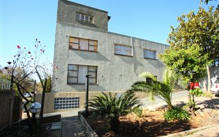 8 Bedroom House in Greymont
