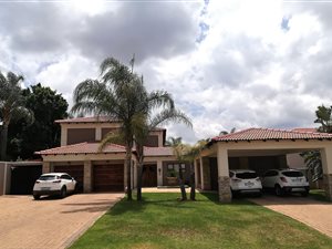 6 Bed House in Ruimsig Country Estate