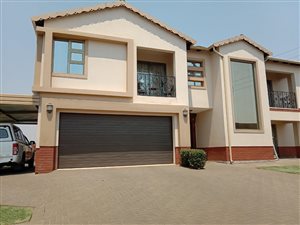 5 Bed House in Clayville