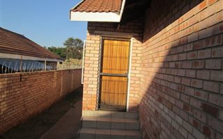 3 Bedroom House in Azaleapark