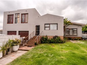 5 Bed House in Protea Heights