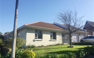 3 Bedroom House in Somerset West Central