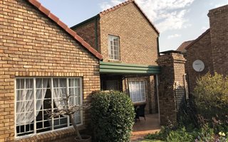 6 Bedroom House in Faerie Glen