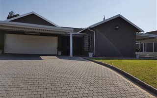 4 Bedroom House in Meerensee