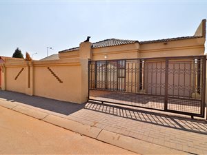 3 Bed House in Protea Glen
