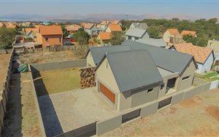 3 Bedroom House in Leloko