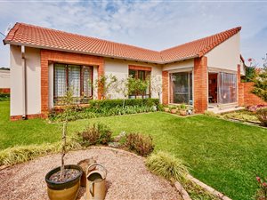 3 Bed Townhouse in Rietvlei Heights Country Estate