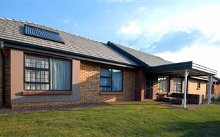 3 Bedroom House in Mooikloof Equestrian Estate