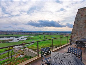 995 m² Land available in Eagle Canyon Golf Estate