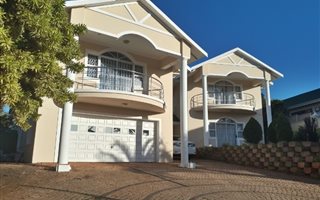 10 Bedroom House in Mt Edgecombe